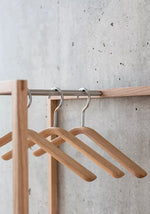 0121. Kleiderbügel: Nachhaltiges Design aus Massivholz – Bumerang-Form für stilvolle Garderobe