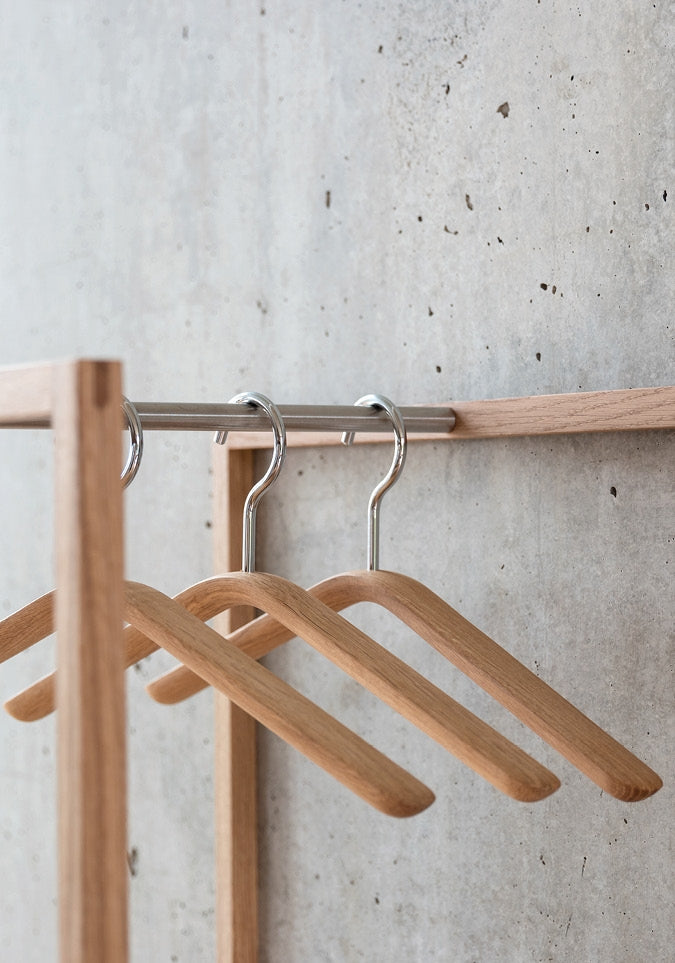 0121. Kleiderbügel: Nachhaltiges Design aus Massivholz – Bumerang-Form für stilvolle Garderobe