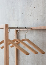 0121. Kleiderbügel: Nachhaltiges Design aus Massivholz – Bumerang-Form für stilvolle Garderobe