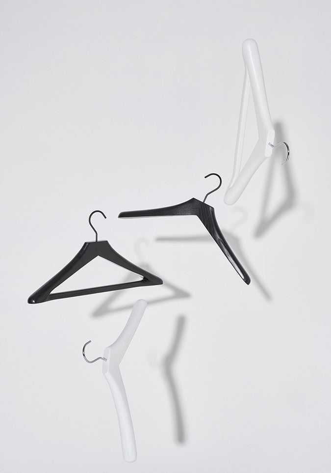 0122. / 0123. Kleiderbügel aus Massivholz: Eiche & Nussbaum – Stilvolle Garderobenlösung