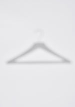 0122. / 0123. Kleiderbügel aus Massivholz: Eiche & Nussbaum – Stilvolle Garderobenlösung