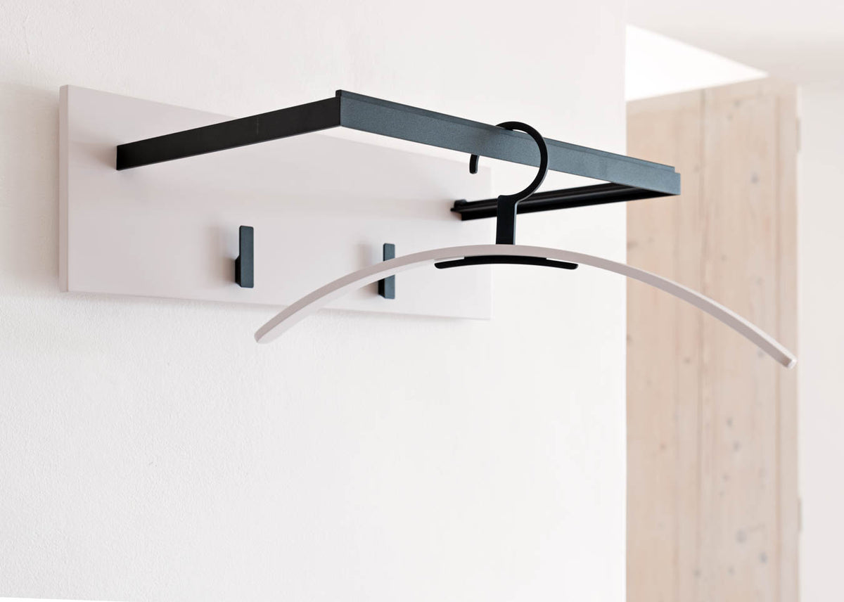 Kleiderbügel 0130. - Eleganz aus Nussbaumholz oder Lackfarben mit Metallhaken