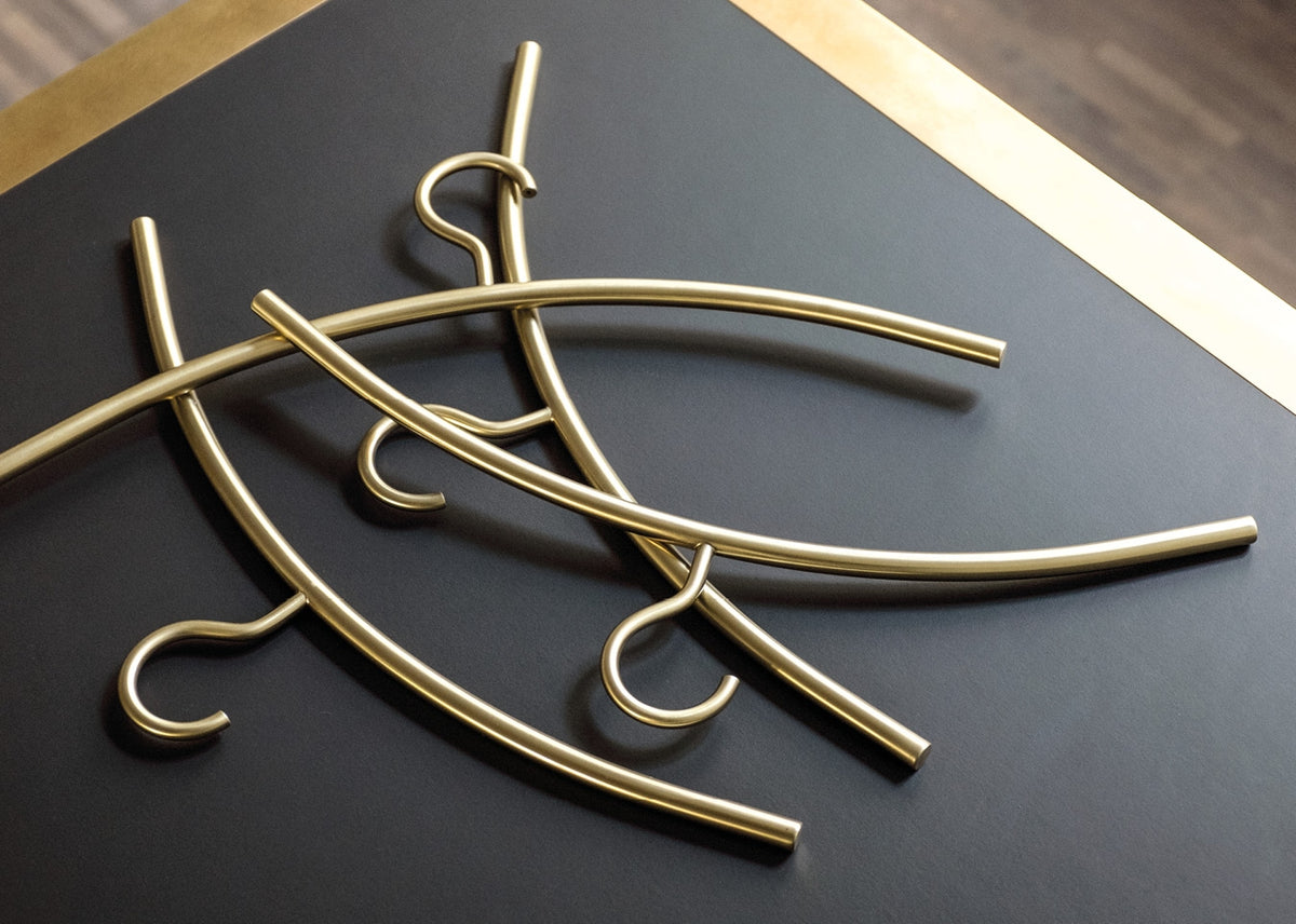 0150. Kleiderbügel: Eleganter Metall-Akzent für Garderoben