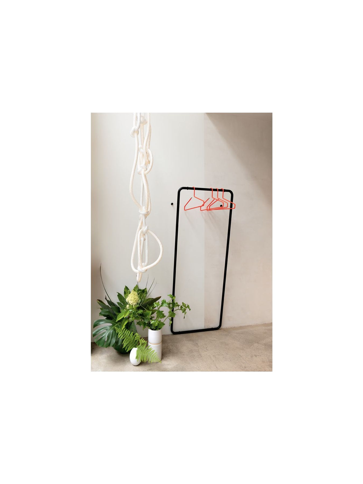 CURVE Garderobenständer – Minimalistisches Design für Ihren Eingangsbereich