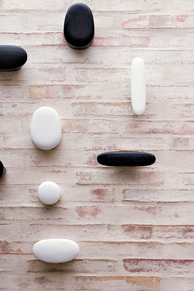 Enki Garderobenhaken: Massivholz Design & Praktische Aufbewahrung