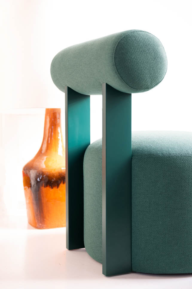 FAYE: Gemütlicher Sitzhocker & Sessel – Designmöbel für stilvolle Räume