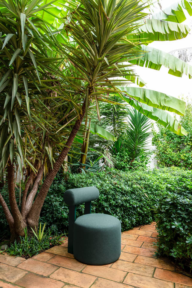 FAYE: Gemütlicher Sitzhocker & Sessel – Designmöbel für stilvolle Räume