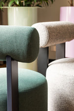 FAYE: Gemütlicher Sitzhocker & Sessel – Designmöbel für stilvolle Räume