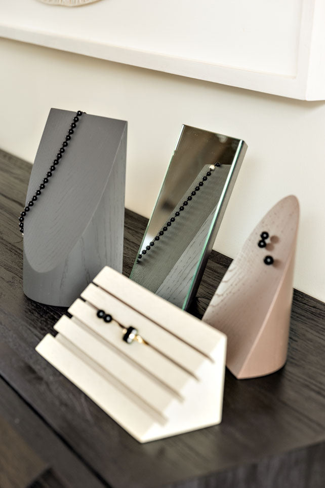 Nikara Schmuck-Präsentation – Eleganter Holz-Ständer für Ringe, Halsketten & Ohrringe