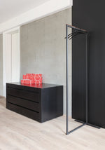 SKID Garderobenständer – Puristisches Design mit Kufenfuß und Nussbaum-Garderobenleiste