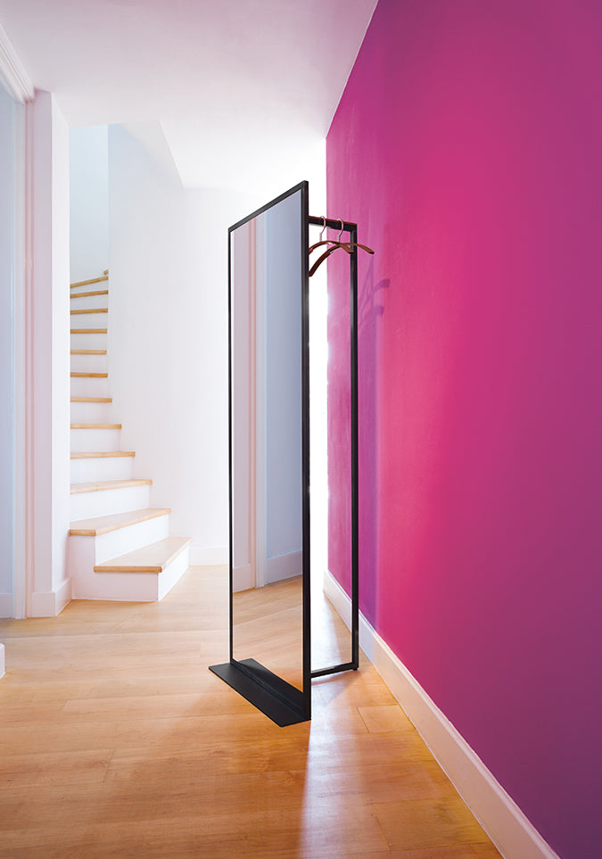 SKID Garderobenständer – Puristisches Design mit Kufenfuß und Nussbaum-Garderobenleiste