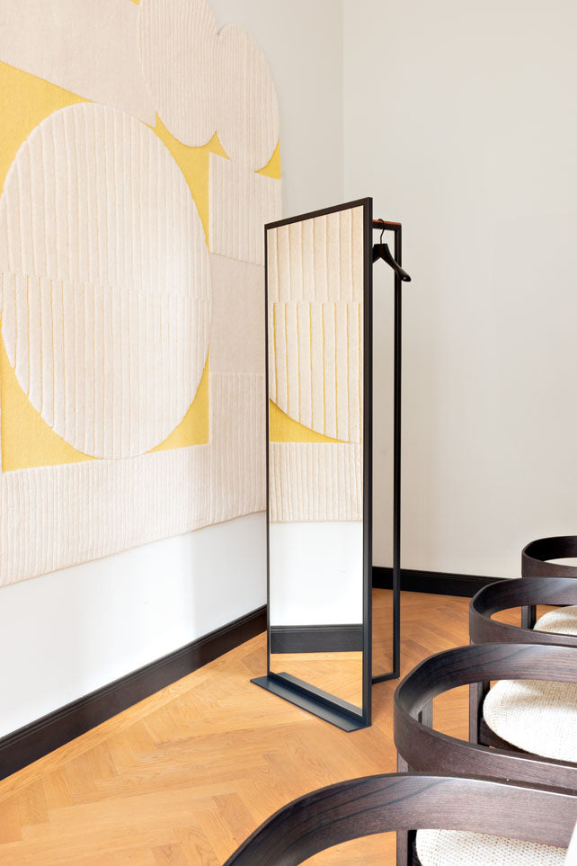 SKID Garderobenständer – Puristisches Design mit Kufenfuß und Nussbaum-Garderobenleiste