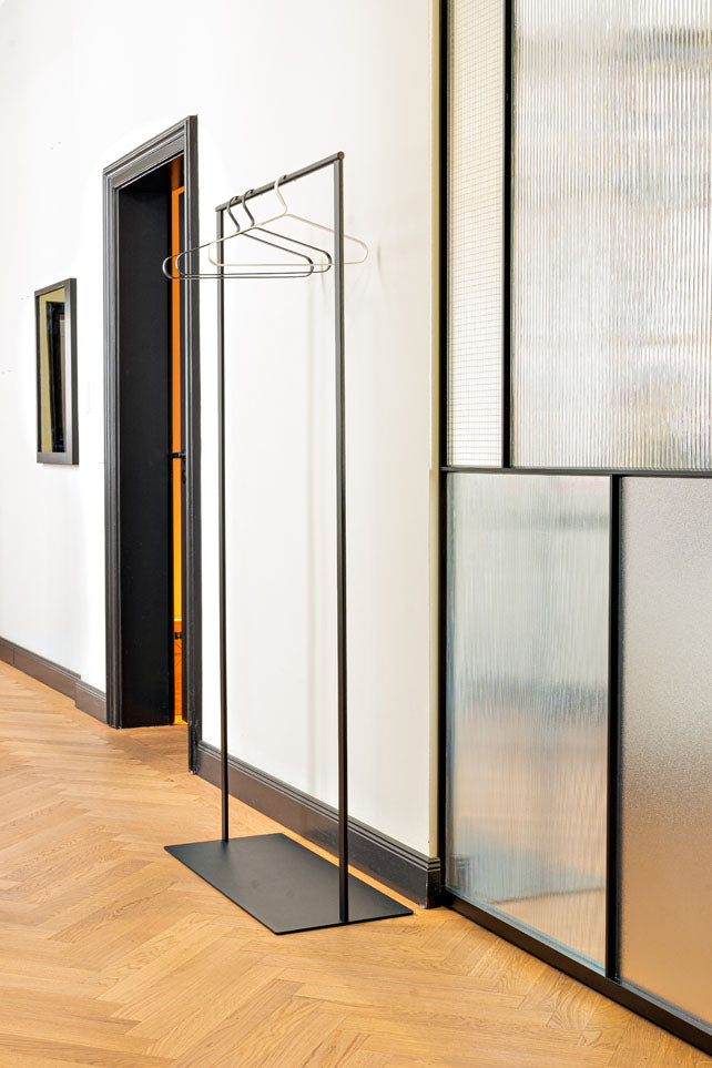 Slim Garderobenständer – Minimalistisches Design aus pulverbeschichtetem Metall