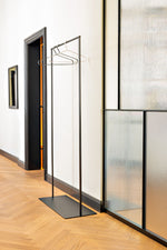 Slim Garderobenständer – Minimalistisches Design aus pulverbeschichtetem Metall