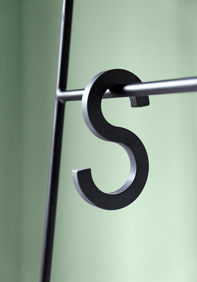 SWING Garderobenhaken: Hochwertiger Holz- oder HPL-Haken für stilvolle Ordnung