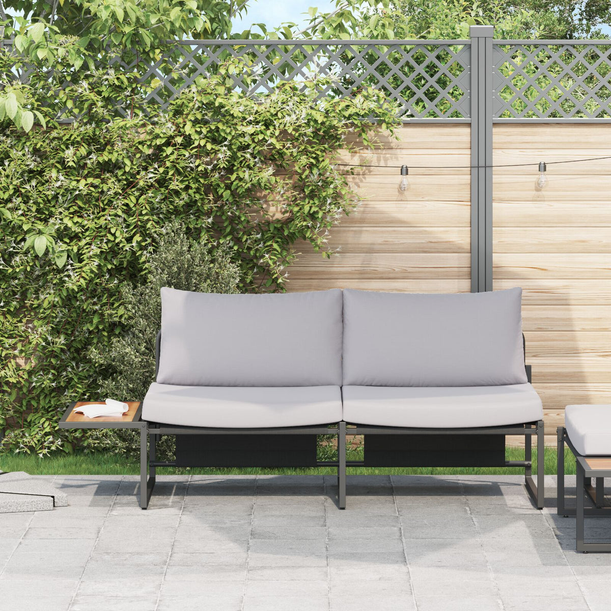 2-Sitzer Garten-Sofa mit hellgrauen Kissen