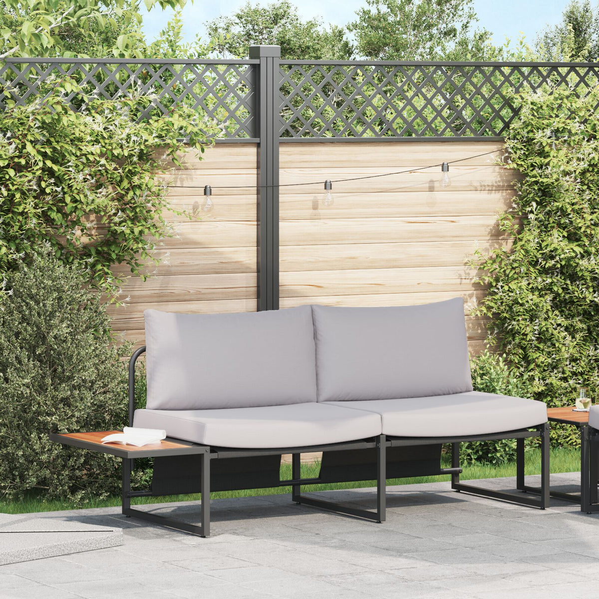 2-Sitzer Garten-Sofa mit hellgrauen Kissen