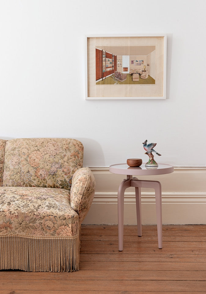 ANT Beistelltisch: Asymmetrisches Design mit Massivholzgestell & Rauchglasplatte