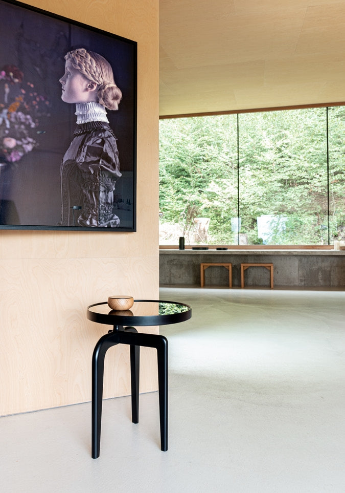 ANT Beistelltisch: Asymmetrisches Design mit Massivholzgestell & Rauchglasplatte