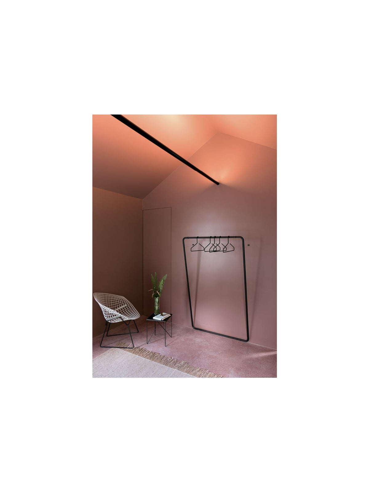 CURVE Garderobenständer – Minimalistisches Design für Ihren Eingangsbereich