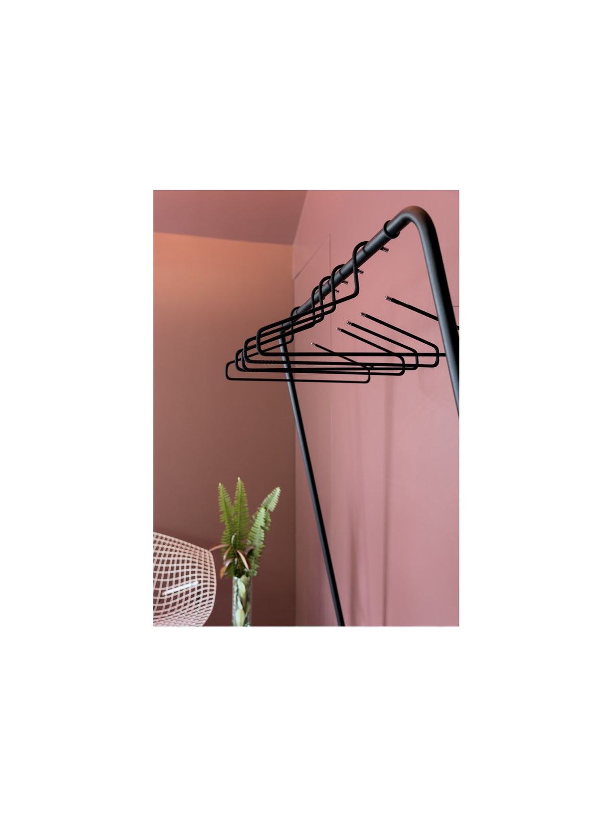 CURVE Garderobenständer – Minimalistisches Design für Ihren Eingangsbereich