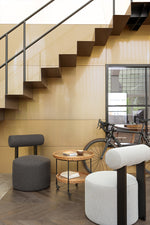 FAYE: Gemütlicher Sitzhocker & Sessel – Designmöbel für stilvolle Räume