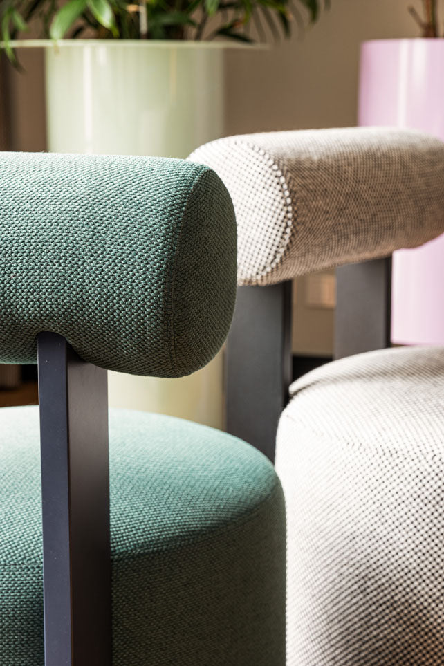 FAYE: Gemütlicher Sitzhocker & Sessel – Designmöbel für stilvolle Räume