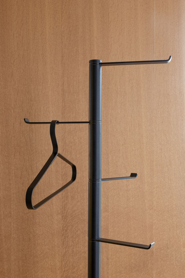 Pivot Garderobenständer: 360° drehbare Haken | Elegant & Funktional