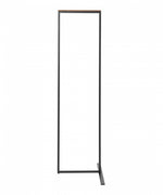 SKID Garderobenständer – Puristisches Design mit Kufenfuß und Nussbaum-Garderobenleiste