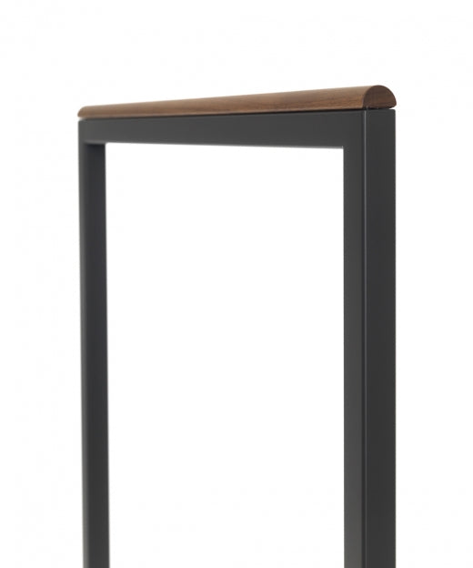 SKID Garderobenständer – Puristisches Design mit Kufenfuß und Nussbaum-Garderobenleiste