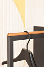 SKID Garderobenständer – Puristisches Design mit Kufenfuß und Nussbaum-Garderobenleiste