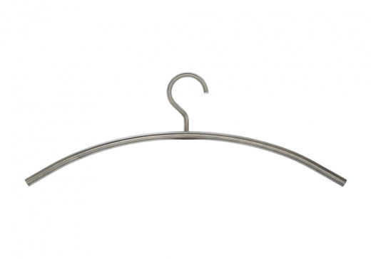 0150. Kleiderbügel: Eleganter Metall-Akzent für Garderoben