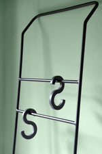 SWING Garderobenhaken: Hochwertiger Holz- oder HPL-Haken für stilvolle Ordnung