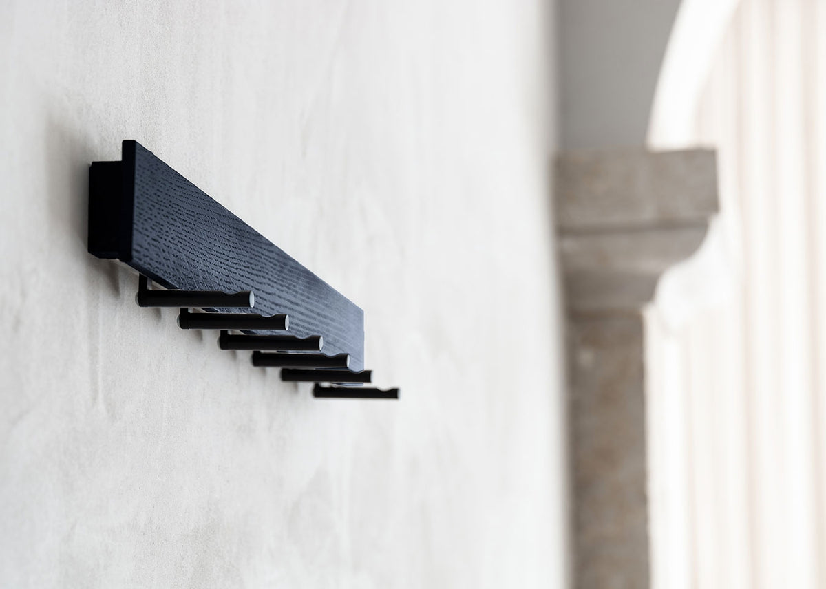 TRACE Wandgarderobe: Stilvolle Garderobe aus Massivholz mit verschiebbaren Haken