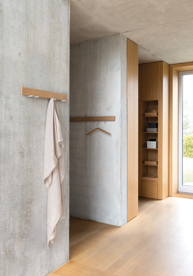 TRACE Wandgarderobe: Stilvolle Garderobe aus Massivholz mit verschiebbaren Haken