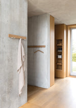 TRACE Wandgarderobe: Stilvolle Garderobe aus Massivholz mit verschiebbaren Haken