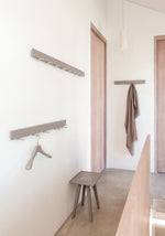 TRACE Wandgarderobe: Stilvolle Garderobe aus Massivholz mit verschiebbaren Haken