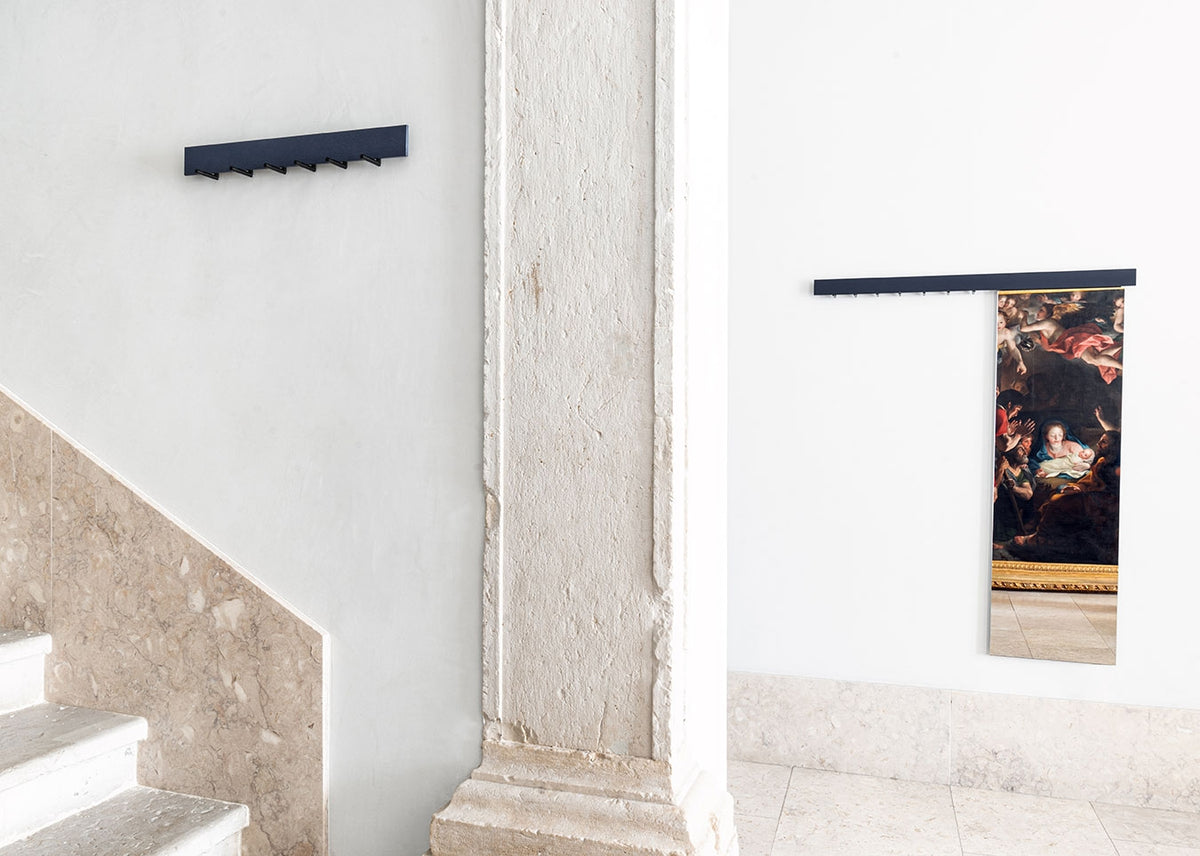 TRACE Wandgarderobe: Stilvolle Garderobe aus Massivholz mit verschiebbaren Haken