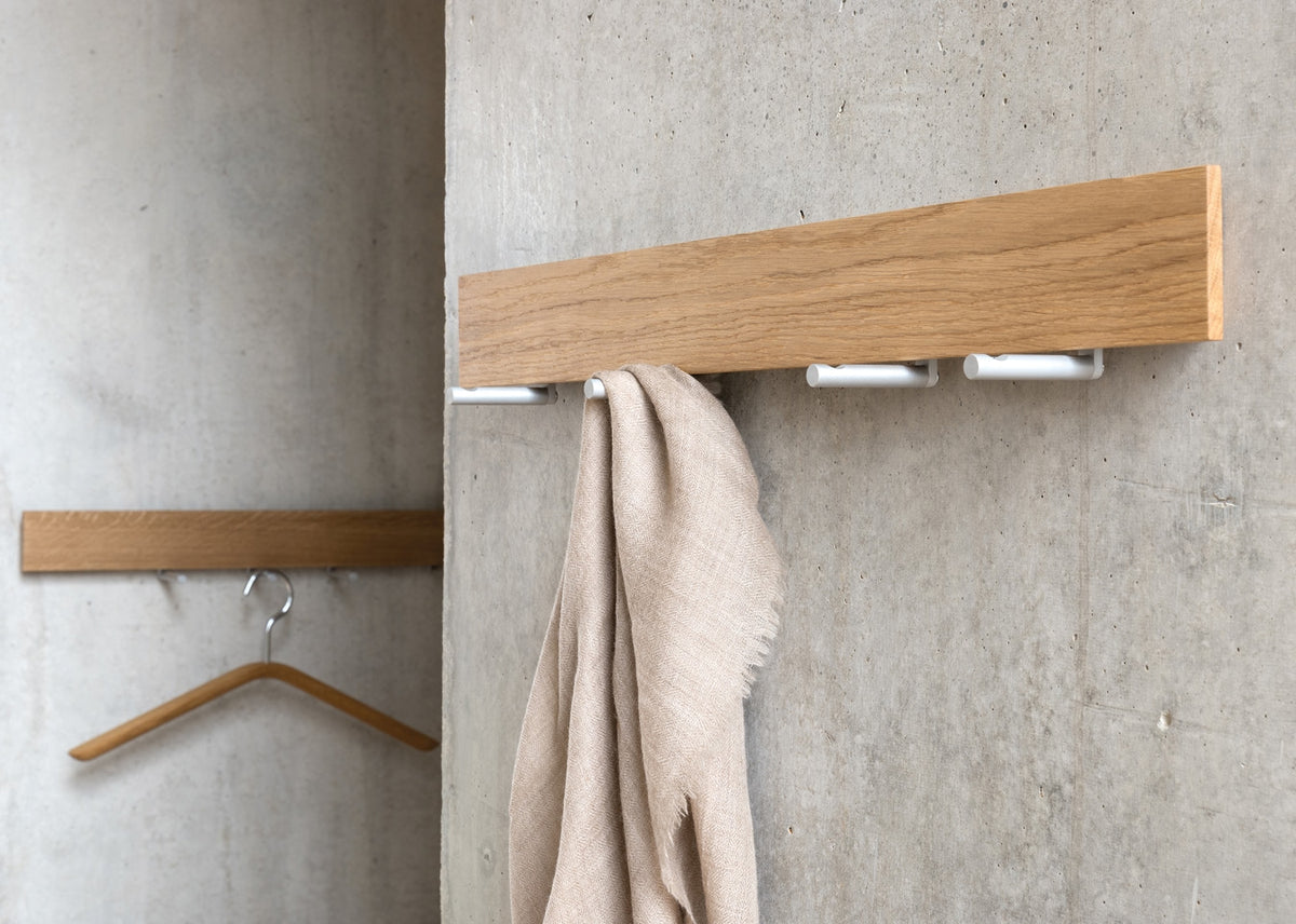 TRACE Wandgarderobe: Stilvolle Garderobe aus Massivholz mit verschiebbaren Haken