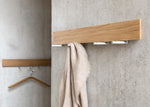 TRACE Wandgarderobe: Stilvolle Garderobe aus Massivholz mit verschiebbaren Haken